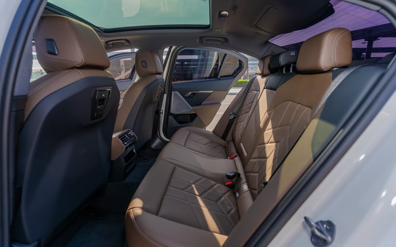 BMW 520i (Wit), 2024 te huur in Ras Al Khaimah
