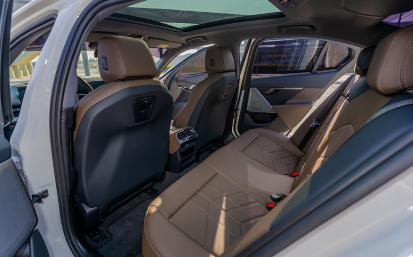 BMW 520i (Wit), 2024 te huur in Ras Al Khaimah