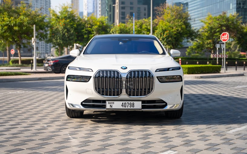 BMW 735i (Beyaz), 2025 - Abu Dabi'deki leasing teklifleri