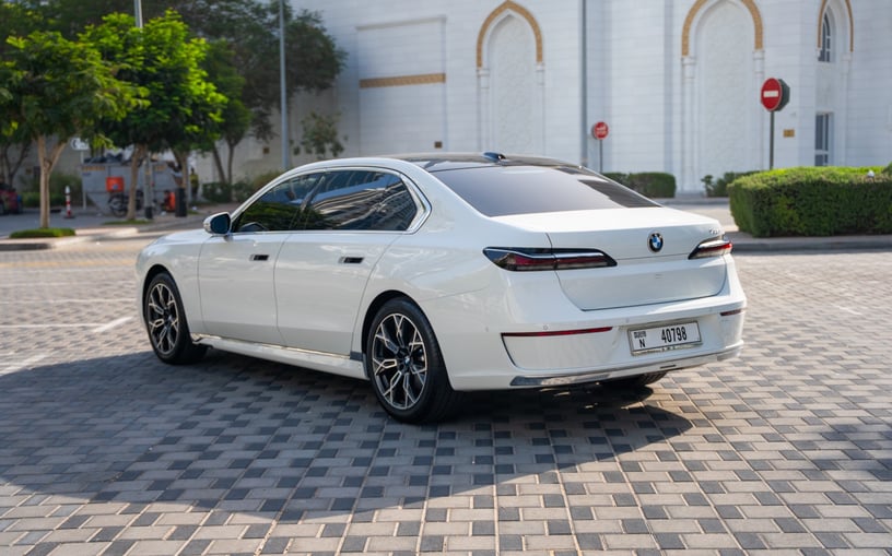 BMW 735i (Beyaz), 2025 - Abu Dabi'deki leasing teklifleri