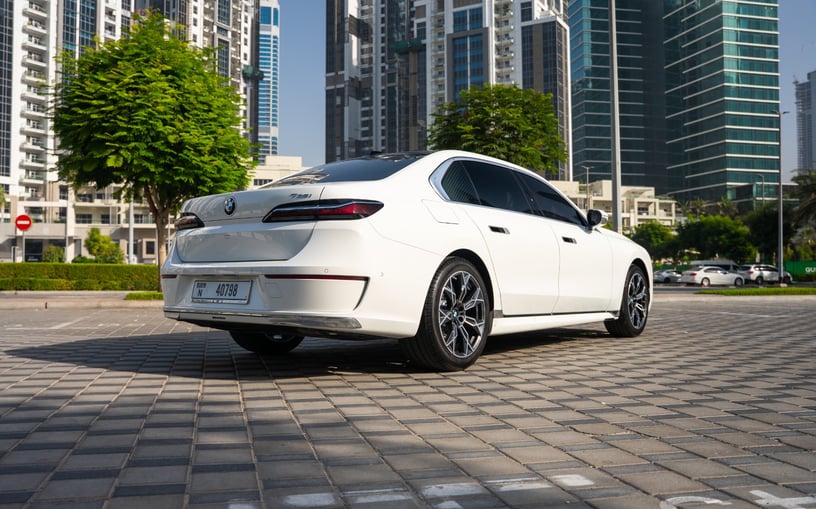BMW 735i (Beyaz), 2025 - Abu Dabi'deki leasing teklifleri