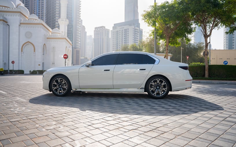 BMW 735i (Beyaz), 2025 - Abu Dabi'deki leasing teklifleri