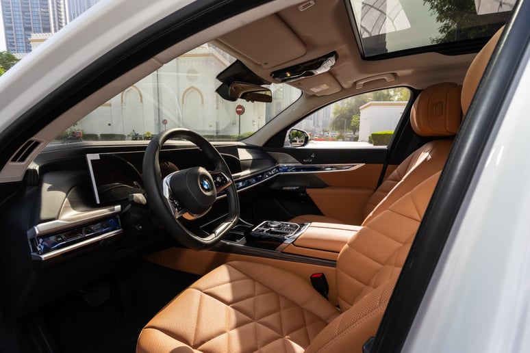 BMW 735i (Beyaz), 2025 - Abu Dabi'deki leasing teklifleri
