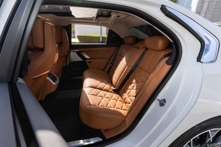 BMW 735i (Beyaz), 2025 - Abu Dabi'deki leasing teklifleri