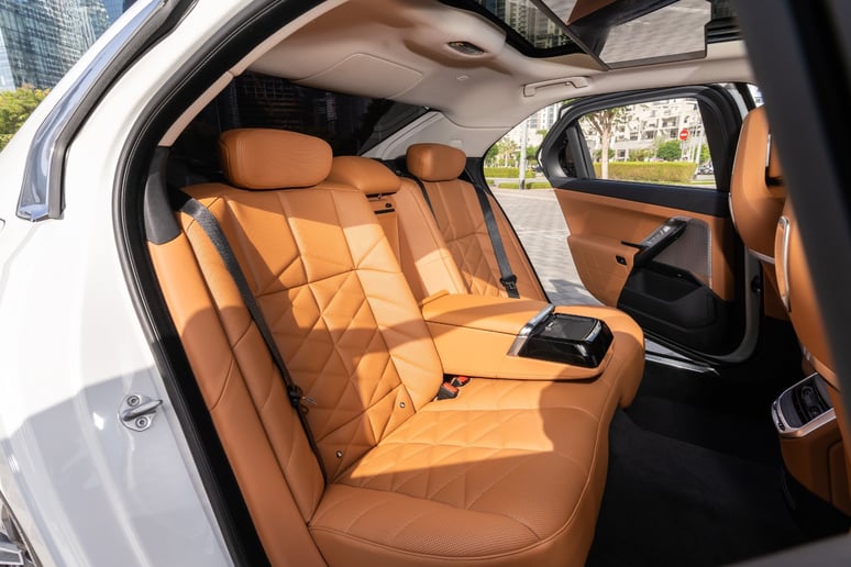 BMW 735i (Beyaz), 2025 - Abu Dabi'deki leasing teklifleri