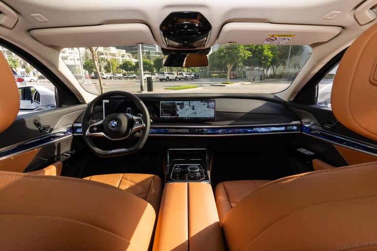 BMW 735i (Beyaz), 2025 - Abu Dabi'deki leasing teklifleri