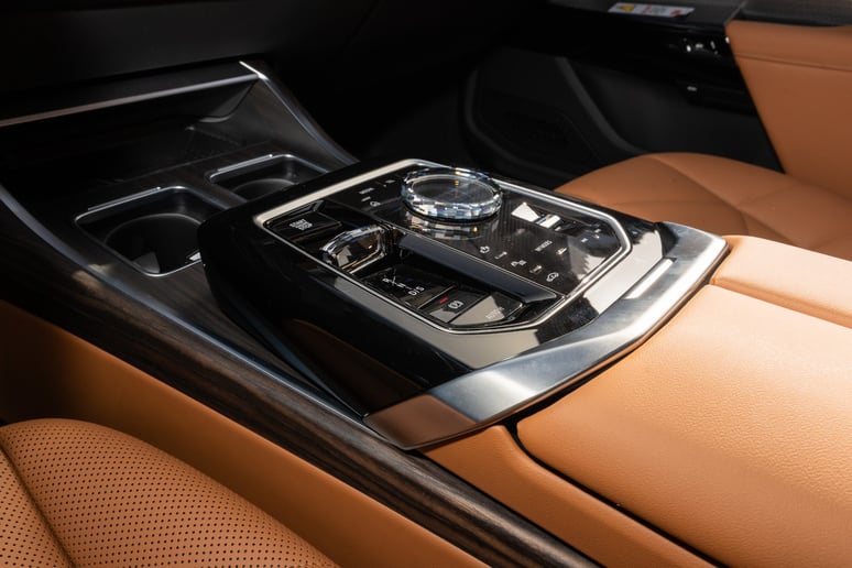 BMW 735i (Beyaz), 2025 - Abu Dabi'deki leasing teklifleri
