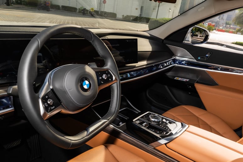 BMW 735i (Beyaz), 2025 - Abu Dabi'deki leasing teklifleri