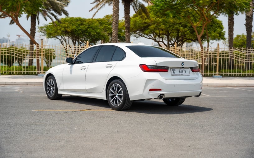 BMW 318i (Wit), 2025 te huur in Sharjah
