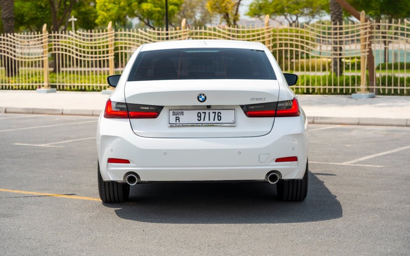 BMW 318i (Wit), 2025 te huur in Sharjah