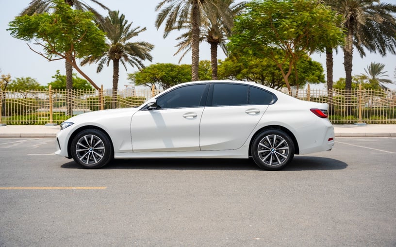 BMW 318i (Wit), 2025 te huur in Sharjah