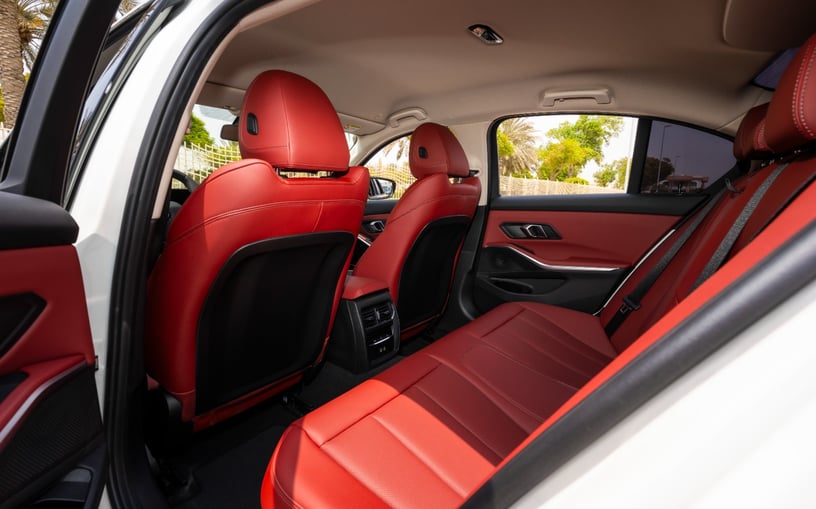 BMW 318i (Wit), 2025 te huur in Sharjah