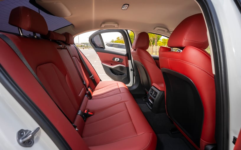 BMW 318i (Wit), 2025 te huur in Sharjah