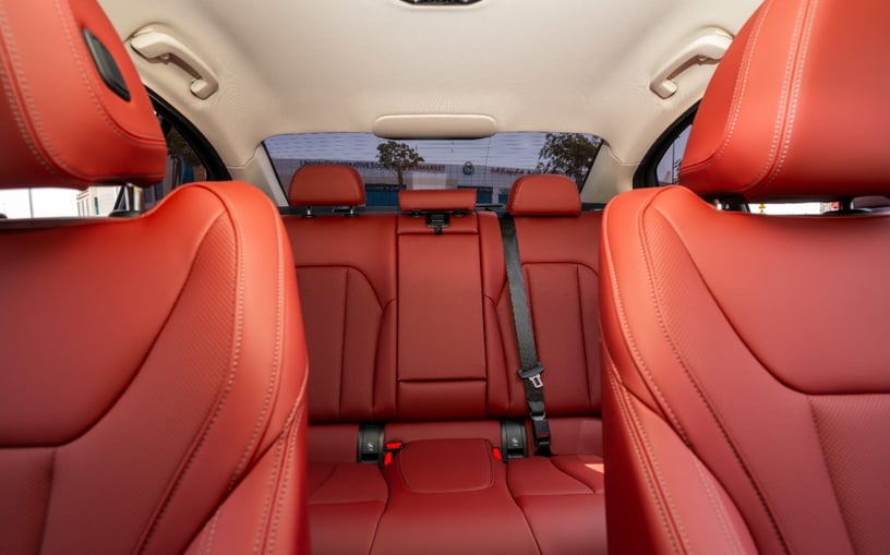BMW 318i (Wit), 2025 te huur in Sharjah