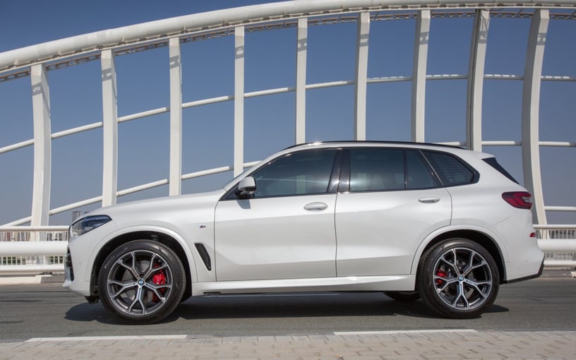 BMW X5 40iM (Wit), 2023 te huur in Abu Dhabi