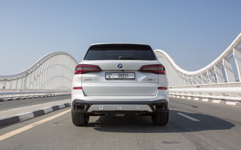 BMW X5 40iM (Wit), 2023 te huur in Abu Dhabi
