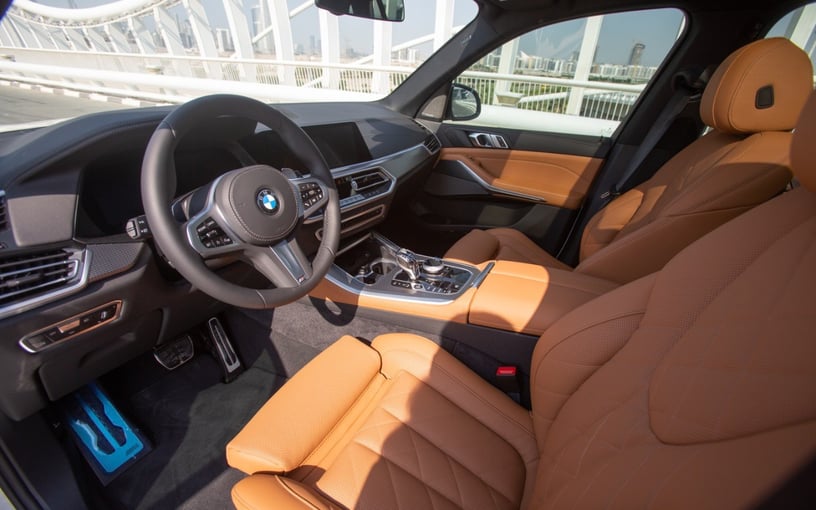 BMW X5 40iM (Wit), 2023 te huur in Abu Dhabi