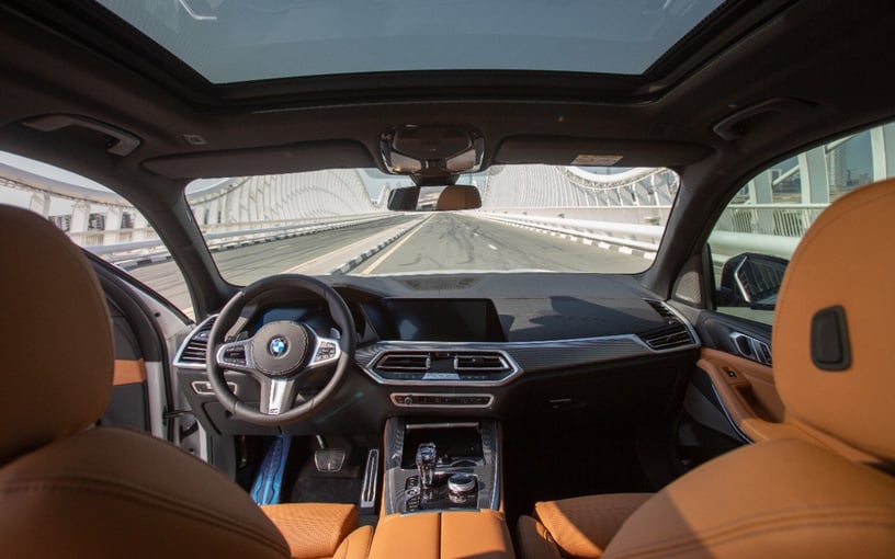 BMW X5 40iM (Wit), 2023 te huur in Abu Dhabi