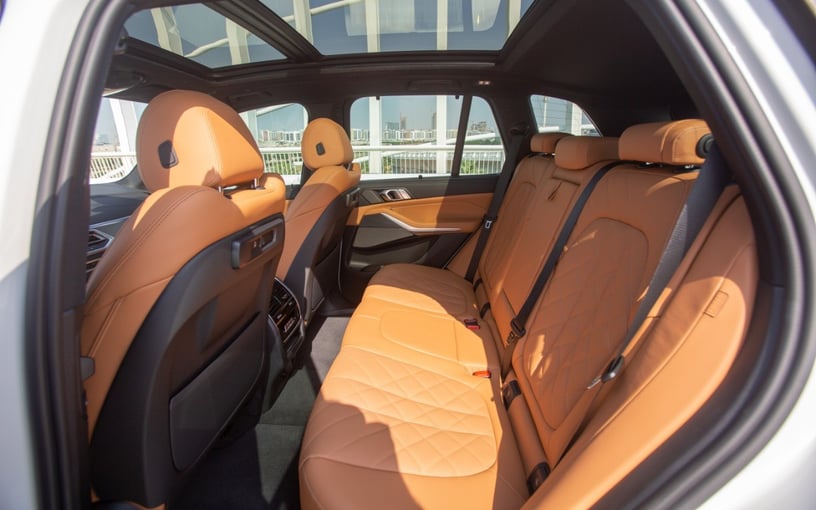 BMW X5 40iM (Wit), 2023 te huur in Abu Dhabi