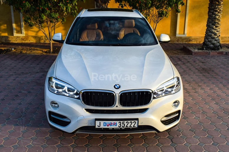 BMW X6 (Белый), 2018 для аренды в Дубай
