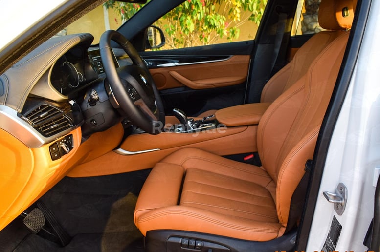 BMW X6 (Белый), 2018 для аренды в Дубай