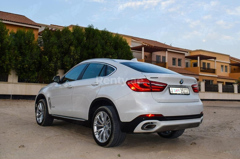 BMW X6 (Белый), 2018 для аренды в Дубай