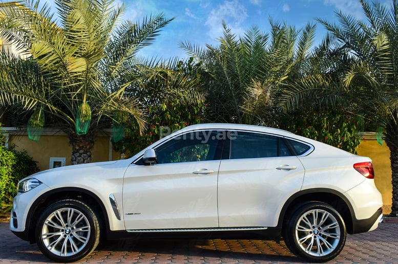 BMW X6 (Белый), 2018 для аренды в Дубай