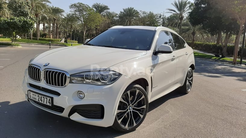 BMW X6 M power Kit V8 (Bianca), 2019 in affitto a Dubai