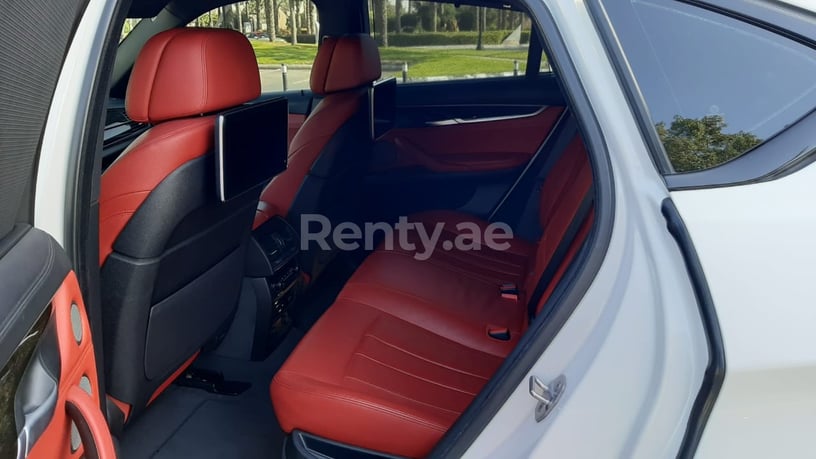 BMW X6 M power Kit V8 (Bianca), 2019 in affitto a Dubai