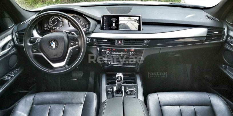 BMW X5 (Белый), 2018 для аренды в Дубай