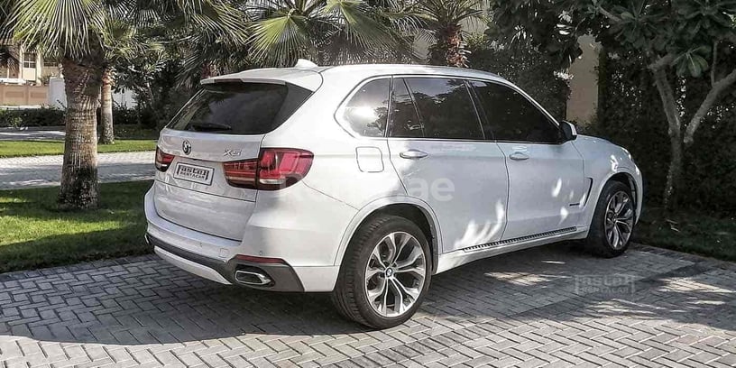 BMW X5 (Белый), 2018 для аренды в Дубай