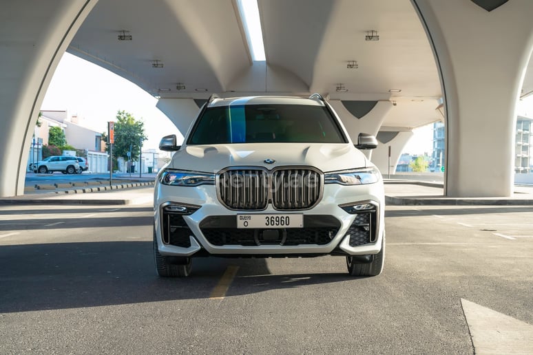 BMW X7 (Wei&szlig;), 2021  zur Miete in Abu Dhabi