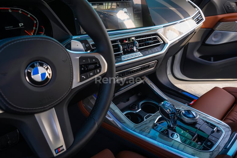 BMW X7 (Wei&szlig;), 2021  zur Miete in Abu Dhabi