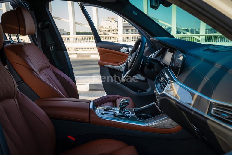 BMW X7 (Wei&szlig;), 2021  zur Miete in Abu Dhabi