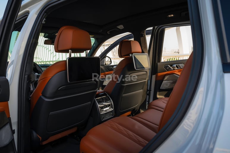 BMW X7 (Wei&szlig;), 2021  zur Miete in Abu Dhabi