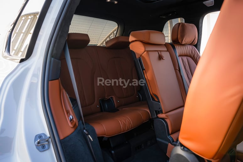 BMW X7 (Wei&szlig;), 2021  zur Miete in Abu Dhabi