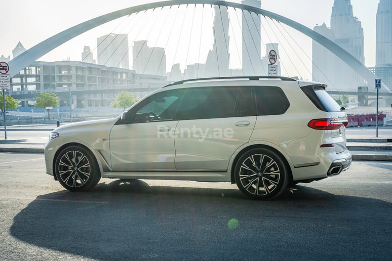 BMW X7 (Wei&szlig;), 2021  zur Miete in Abu Dhabi