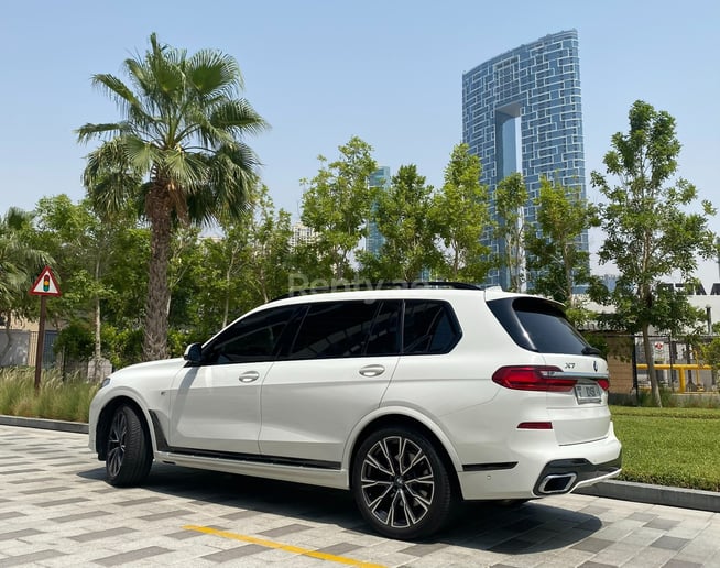 BMW X7 (Blanco), 2021 para alquiler en Ras Al Khaimah
