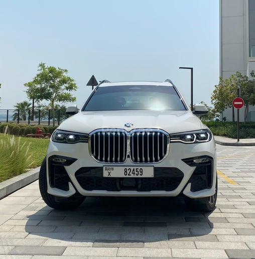 BMW X7 (Blanco), 2021 para alquiler en Ras Al Khaimah