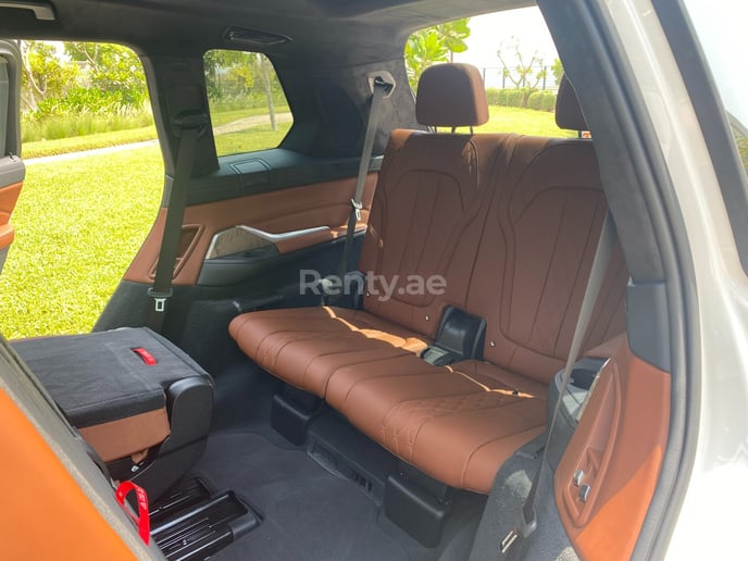 BMW X7 (Blanco), 2021 para alquiler en Ras Al Khaimah