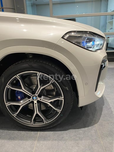 BMW X6 (Blanco), 2022 para alquiler en Dub&aacute;i