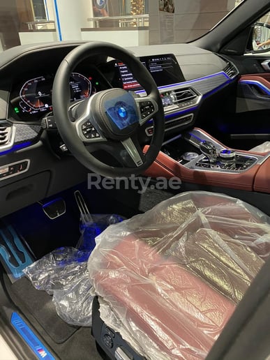 BMW X6 (Blanco), 2022 para alquiler en Dub&aacute;i