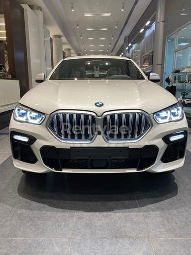 BMW X6 (Blanco), 2022 para alquiler en Dub&aacute;i