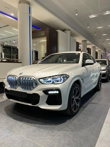 BMW X6 (Blanco), 2022 para alquiler en Dub&aacute;i