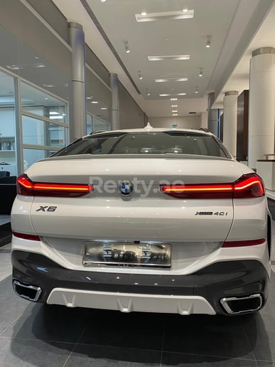 BMW X6 (Blanco), 2022 para alquiler en Dub&aacute;i