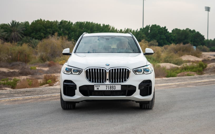 BMW X5 (Wei&szlig;), 2023  zur Miete in Sharjah