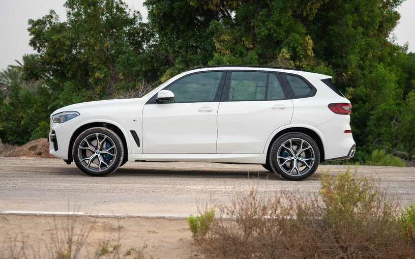 BMW X5 (Wei&szlig;), 2023  zur Miete in Sharjah