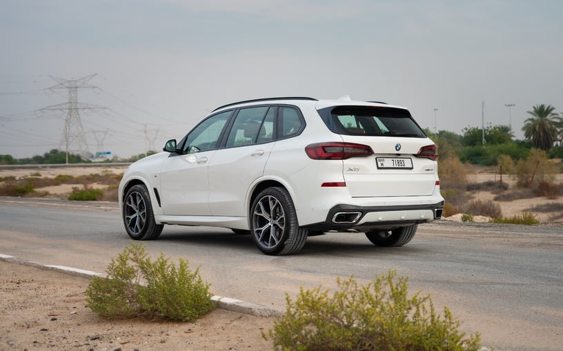 BMW X5 (Wei&szlig;), 2023  zur Miete in Sharjah
