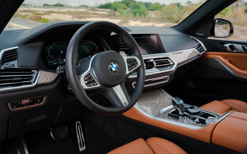 BMW X5 (Wei&szlig;), 2023  zur Miete in Sharjah