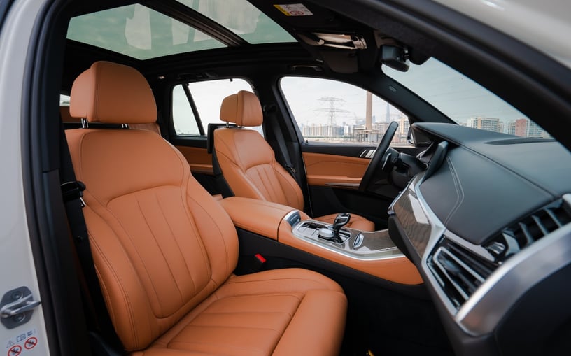 BMW X5 (Wei&szlig;), 2023  zur Miete in Sharjah